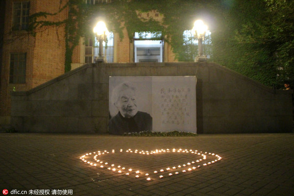 Outpouring of tributes at Yang Jiang's death