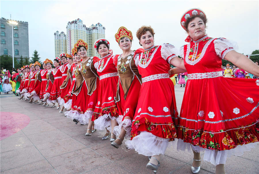 Dance carnival lighs up Tacheng in Xinjiang