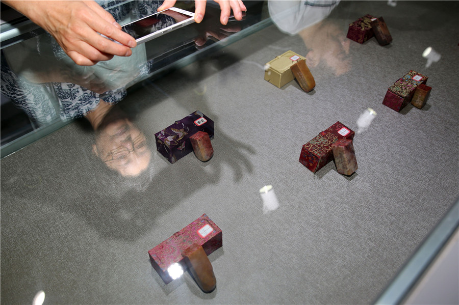 Art of seal carving on display in Sichuan