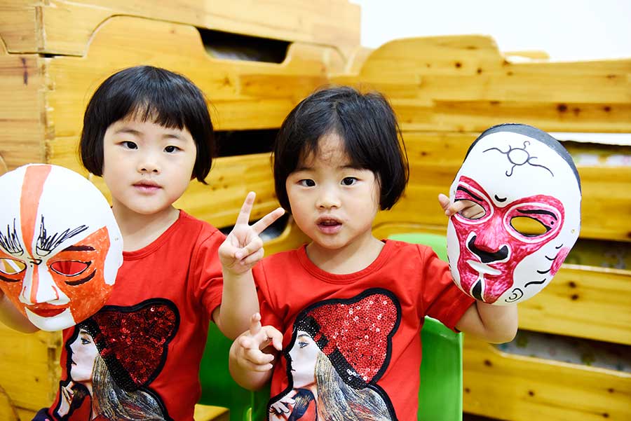 Getting to know Peking opera by making facial masks