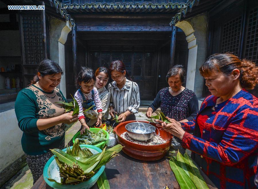 Villagers make rice dumplings to mark Dragon Boat Festival