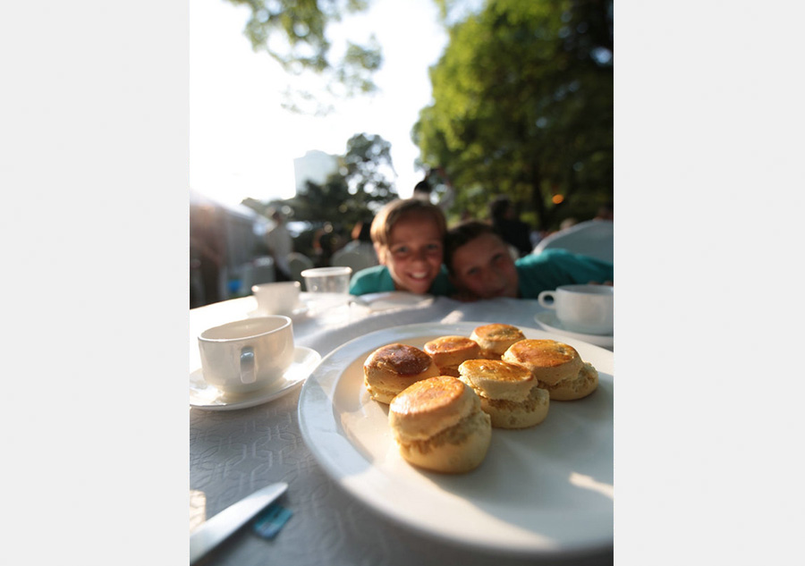 World's largest cream tea party marks Queen's 90th in China