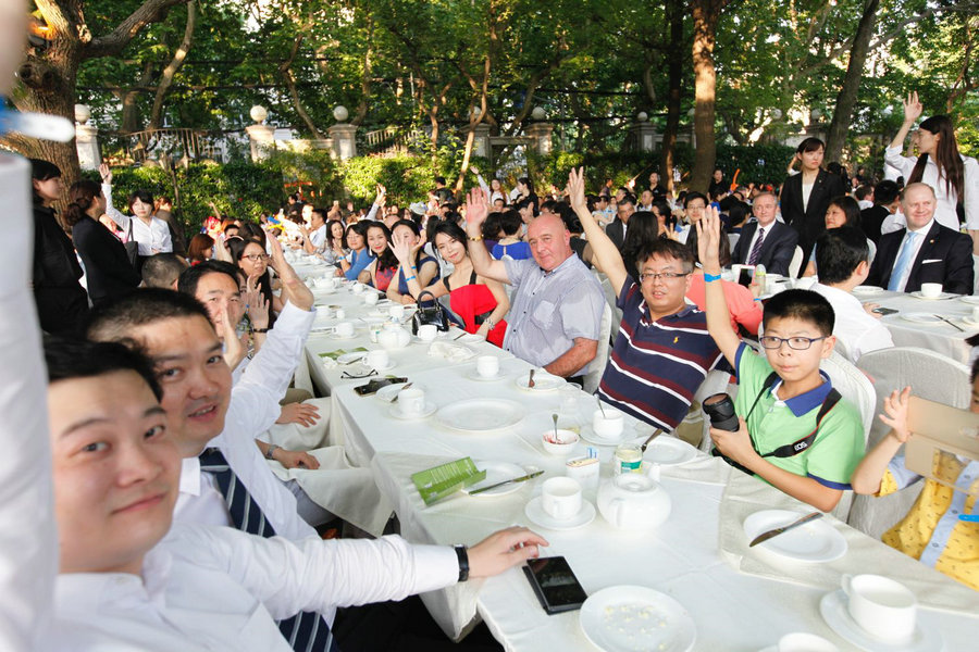World's largest cream tea party marks Queen's 90th in China