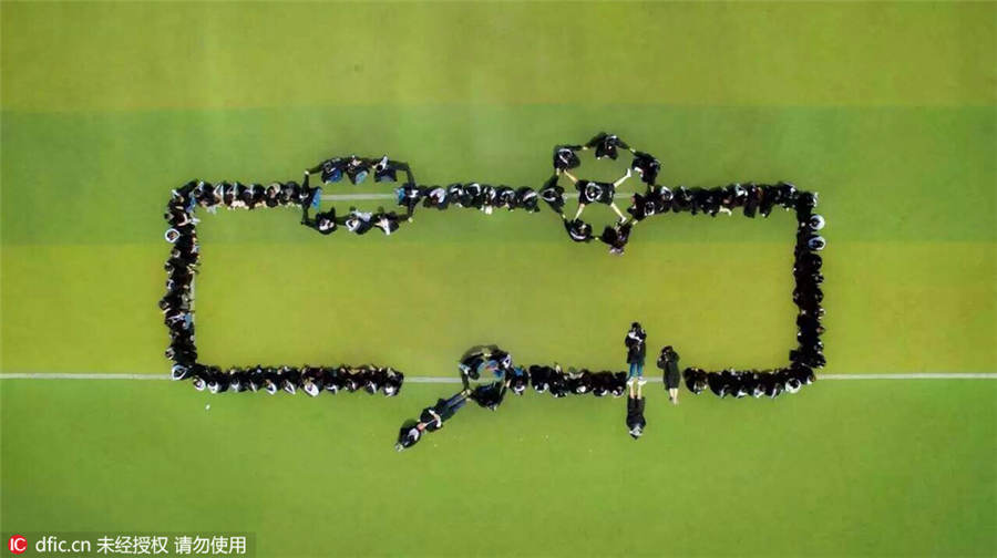 Jilin students celebrate graduation in creative way
