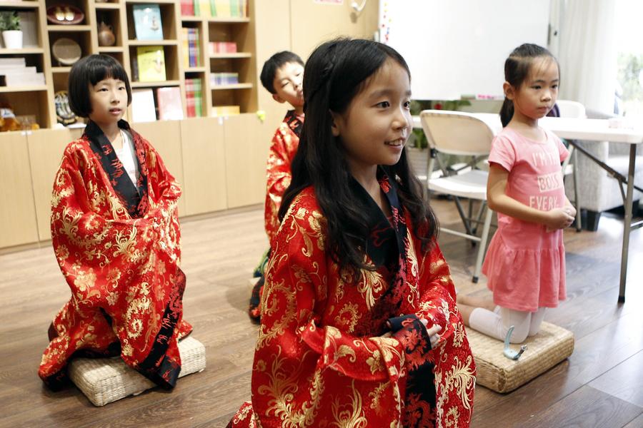 Kids wear Han-style costumes during summer camp in Beijing[2 ...