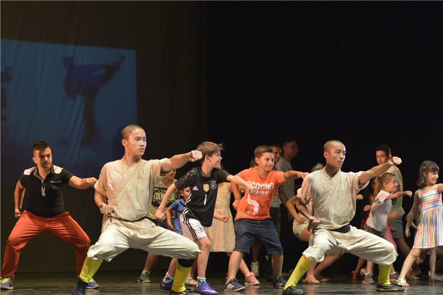 Kung Fu show wows Albanians