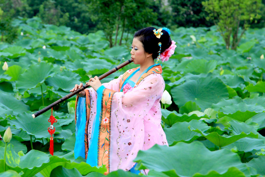 Females in qipao warm up the summer