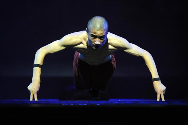 Shaolin monks stun Singapore audiences with authentic Chinese kung fu