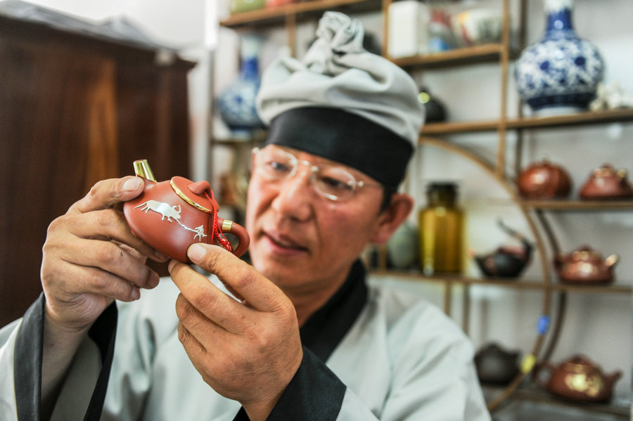 Zhang Yunqing: Keeping the craft of porcelain repair alive