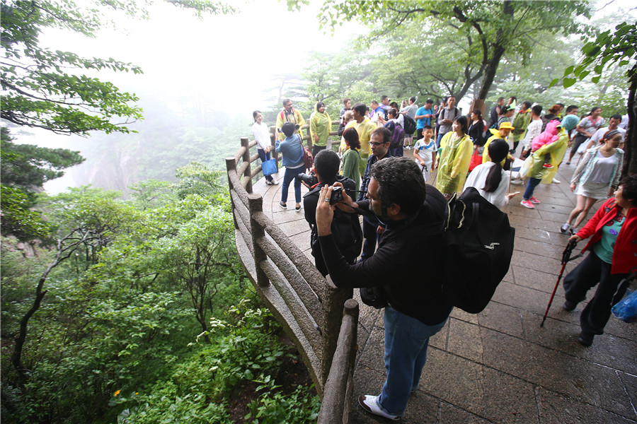 Sinologists visit historical sites in Anhui