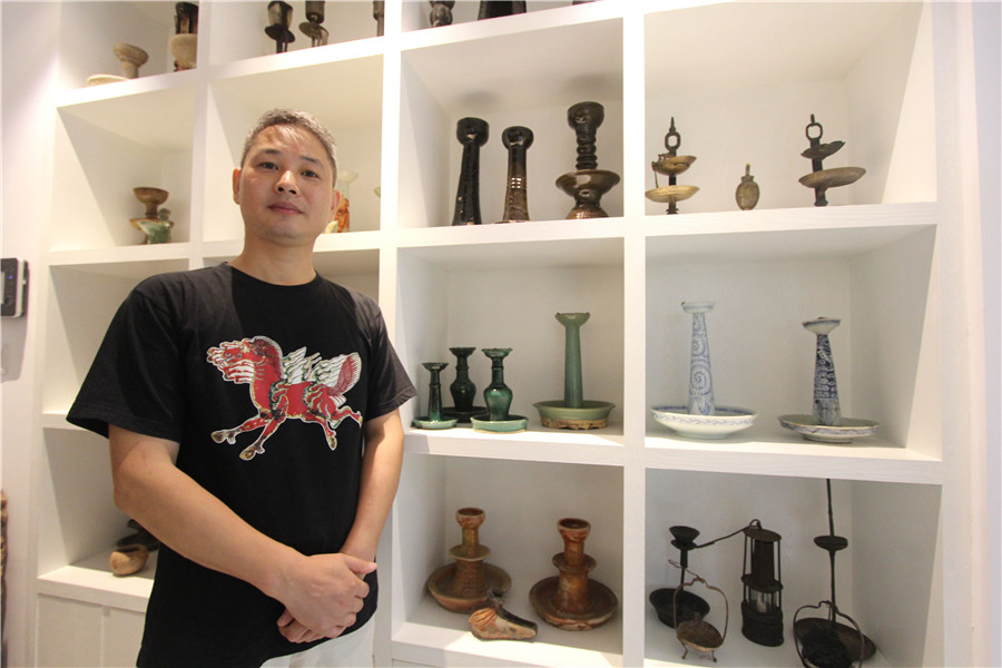 Folk collector gathers nearly 1,000 oil lamps in Anhui