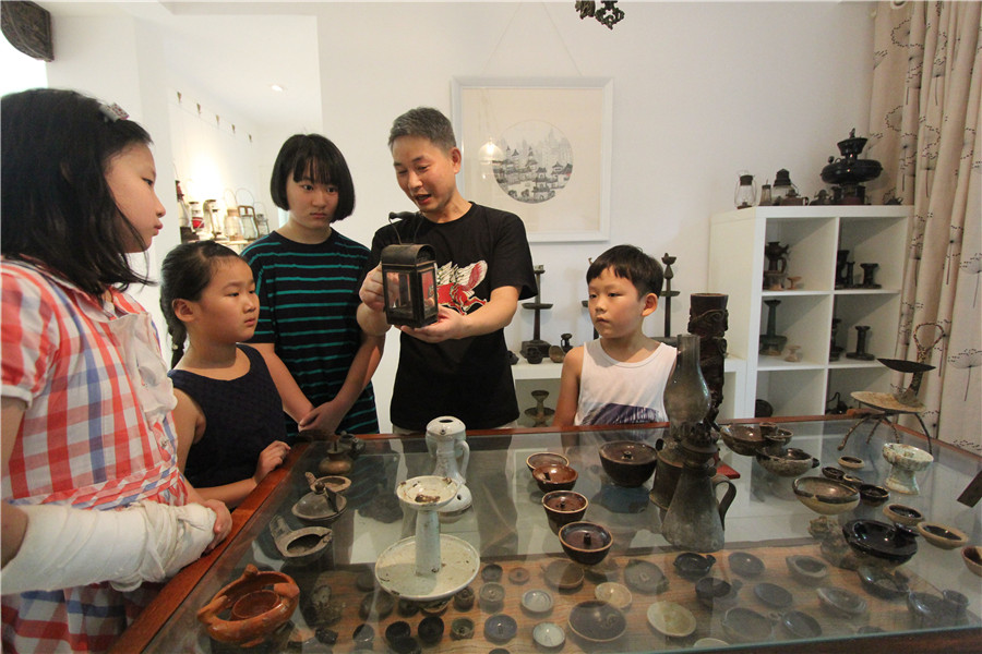 Folk collector gathers nearly 1,000 oil lamps in Anhui