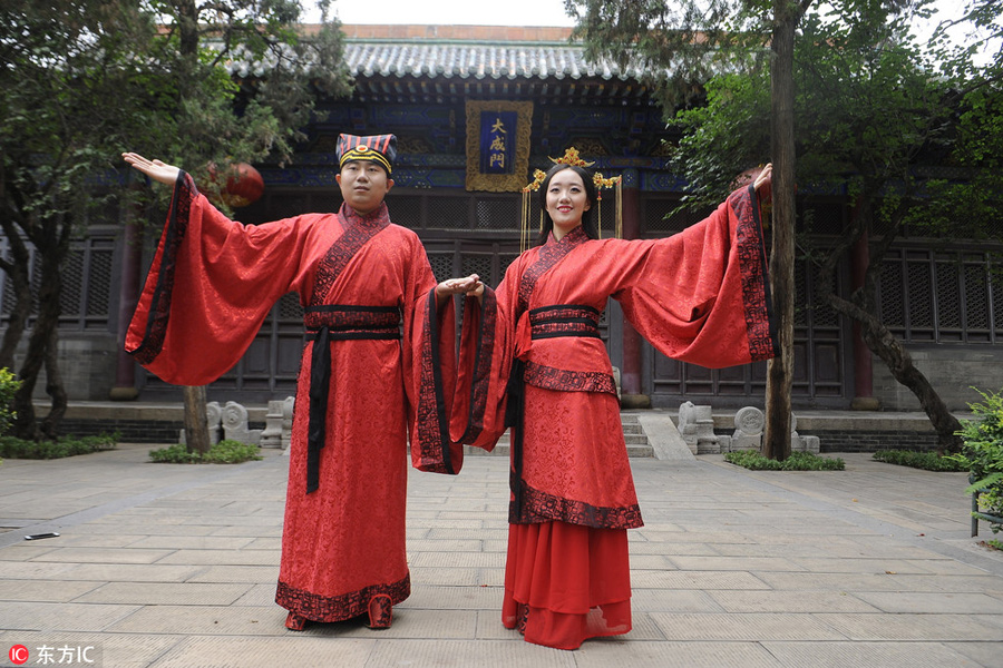 Couples marry in traditional costumes on Qixi