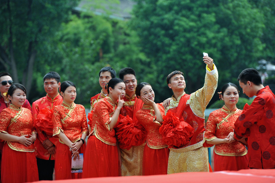 Couples marry in traditional costumes on Qixi