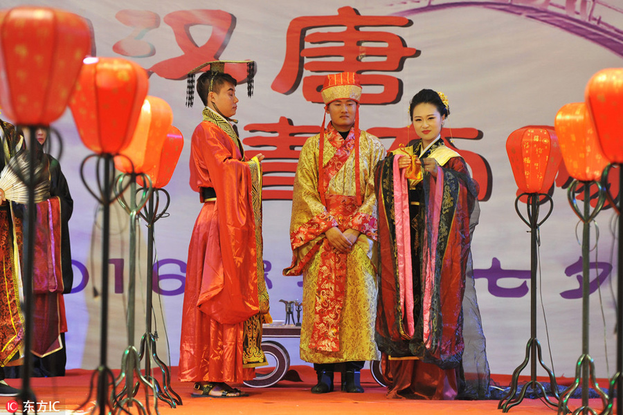 Couples marry in traditional costumes on Qixi