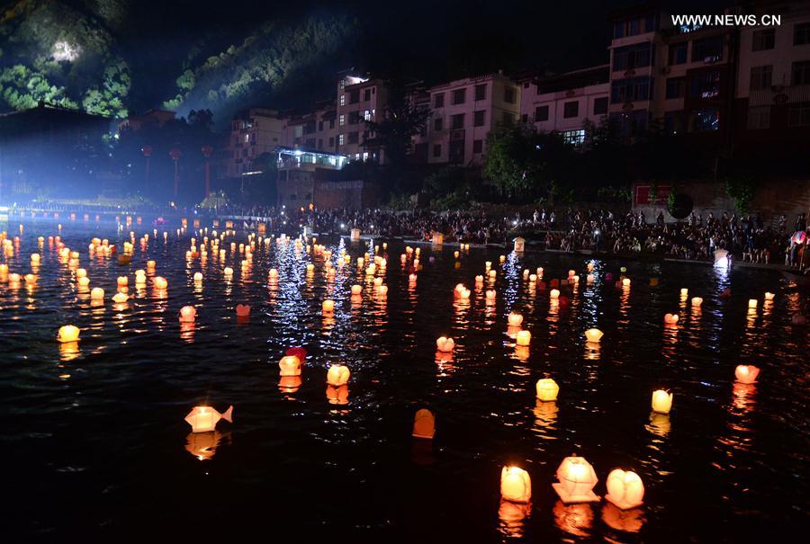 Traditional lantern fair held in S China's county