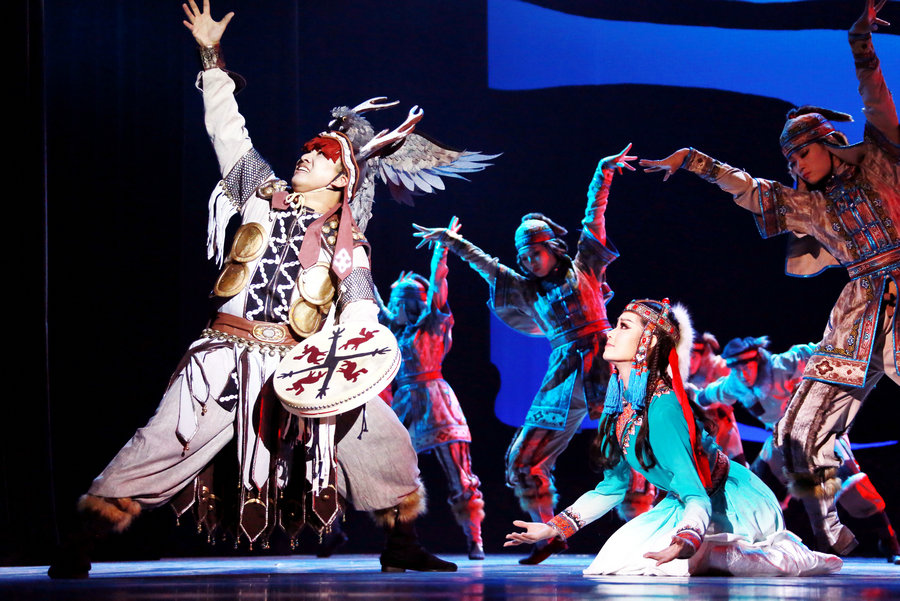 Hezhe ethnic dance drama<EM> Wusuli Chuan Ge</EM> shines in Beijing