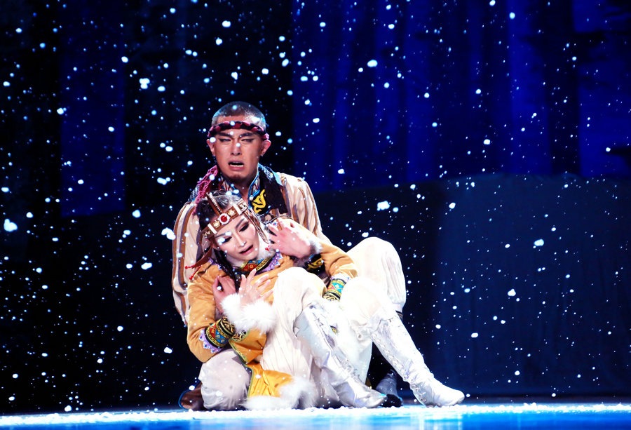 Hezhe ethnic dance drama<EM> Wusuli Chuan Ge</EM> shines in Beijing