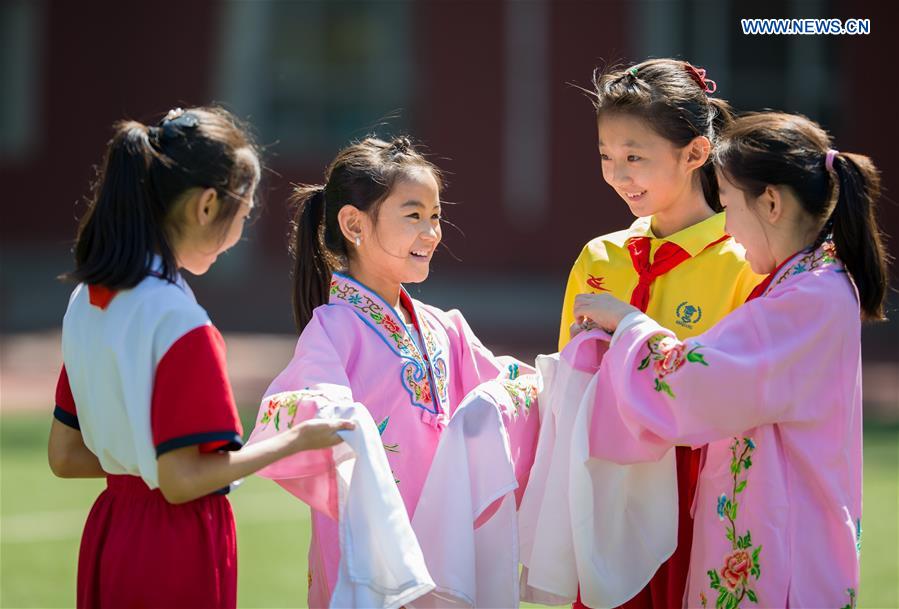 Peking opera troupers introduce traditional art to students in Inner Mongolia