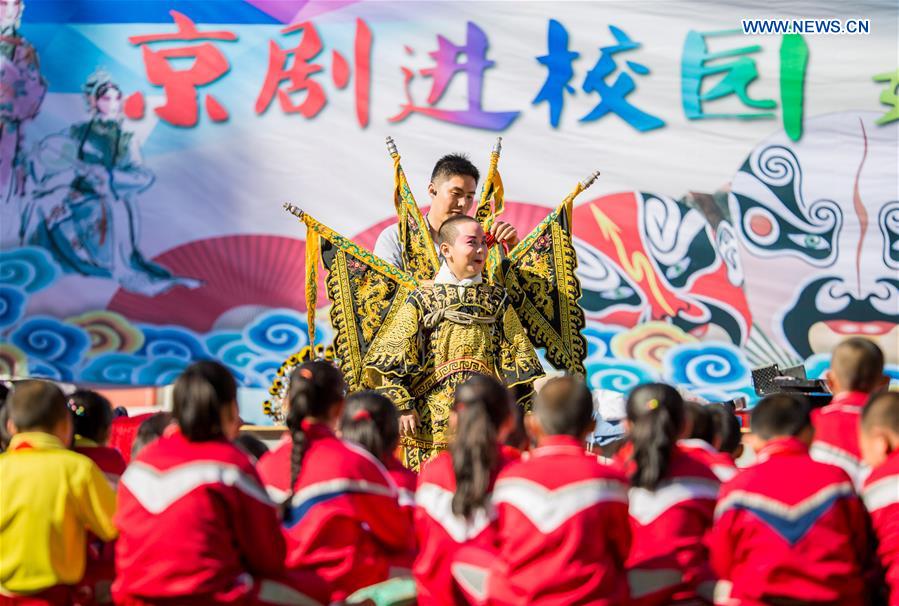 Peking opera troupers introduce traditional art to students in Inner Mongolia