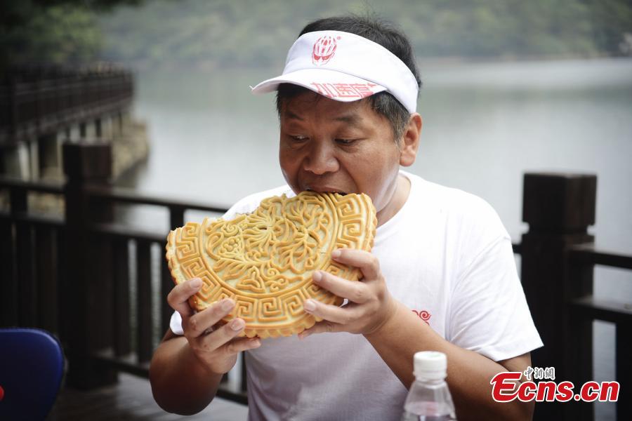 Man finishes 2kg mooncake in 28 minutes