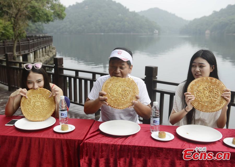 Man finishes 2kg mooncake in 28 minutes