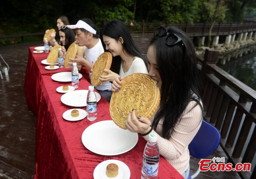 Man finishes 2kg mooncake in 28 minutes