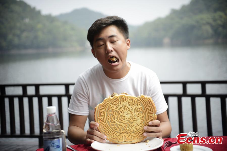 Man finishes 2kg mooncake in 28 minutes