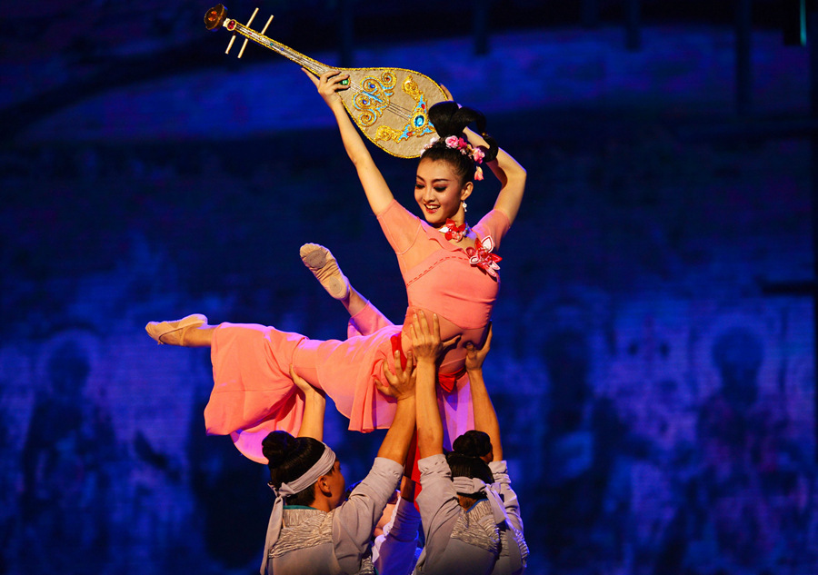 Classic dance drama 'Silk Road, Flower Rain' dazzles Dunhuang