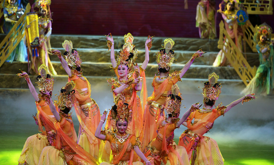 Classic dance drama 'Silk Road, Flower Rain' dazzles Dunhuang