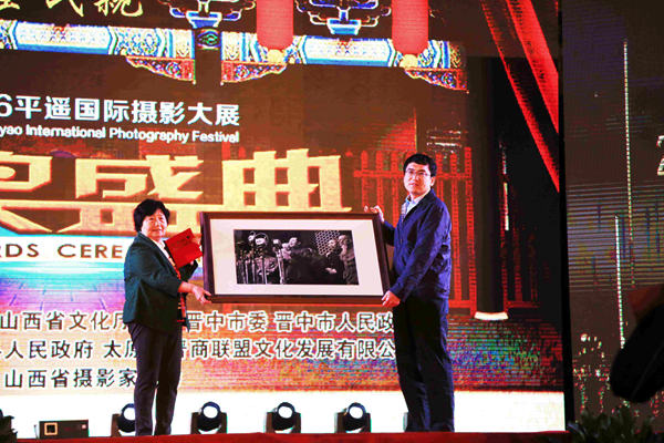 Chairman Mao's photographer wins life achievement award in Pingyao International Photography Festival