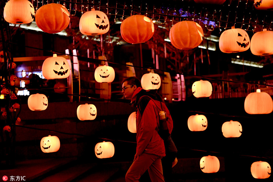 Sea of Halloween pumpkin lanterns lights up Shenyang