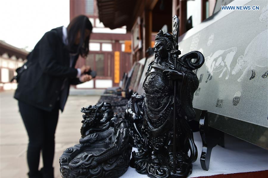 Sculptor makes coal sculpture in Datong, N China