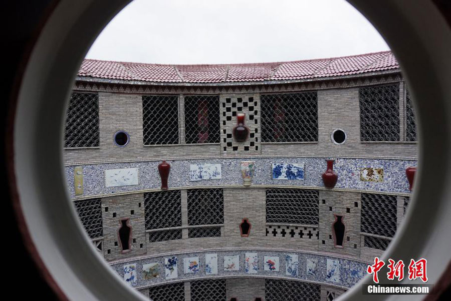 Elder builds ceramic palace in China's 'porcelain capital'