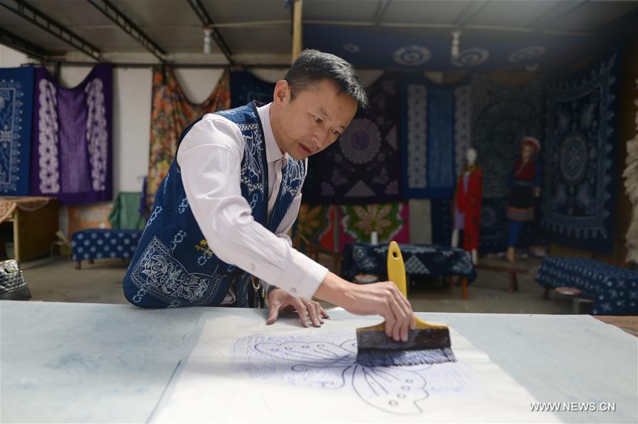 Tie-dyeing process: traditional folk technique of Bai ethnic group