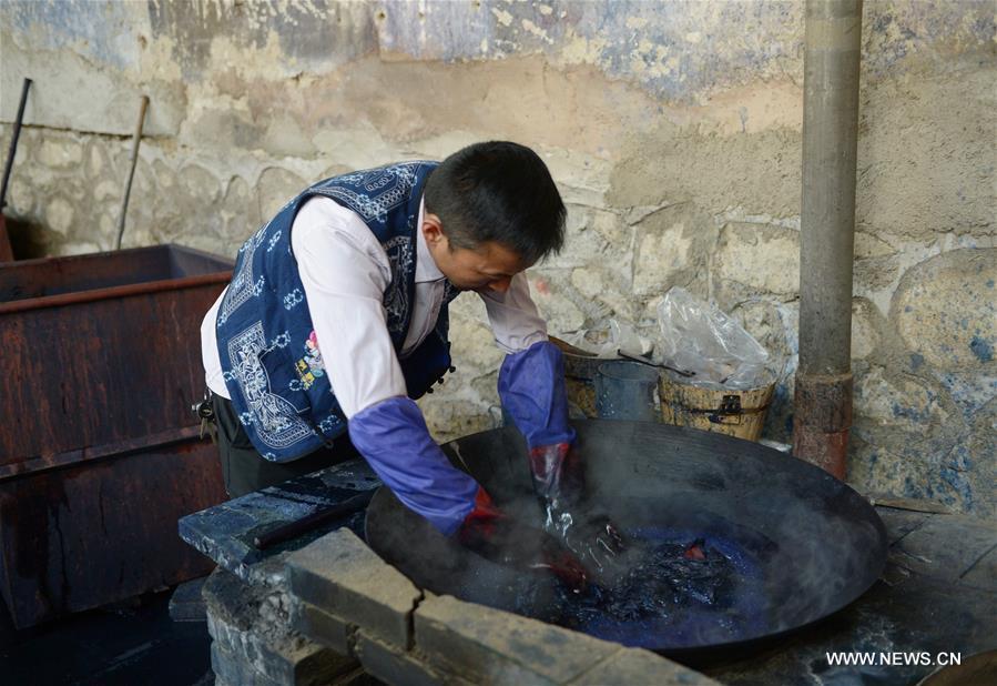 Tie-dyeing process: traditional folk technique of Bai ethnic group