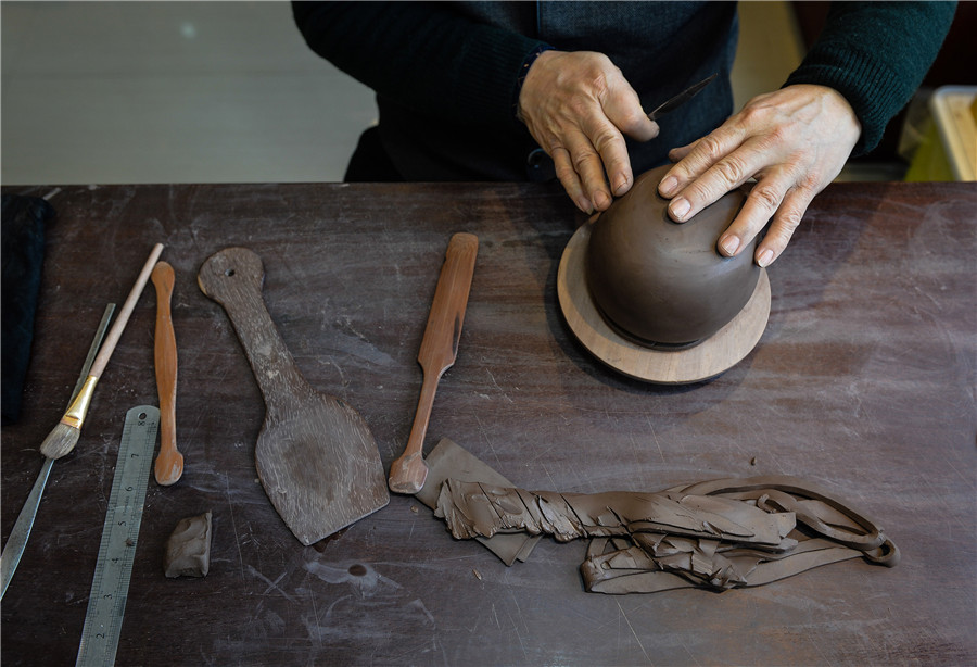 Inheritor preserves old tradition of making Yixing Zisha teapots