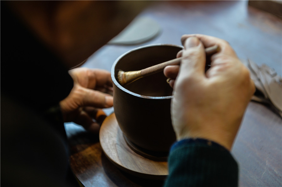 Inheritor preserves old tradition of making Yixing Zisha teapots