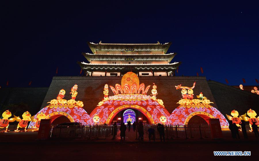 Tourists visit lantern fair to celebrate upcoming Spring Festival