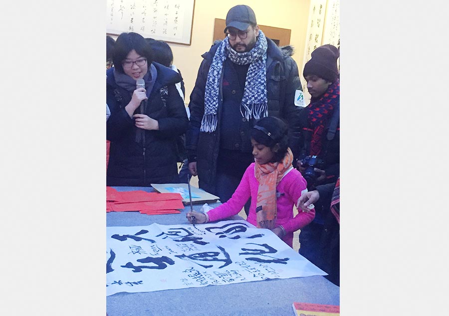 Foreigners experience Chinese calligraphy in Jilin