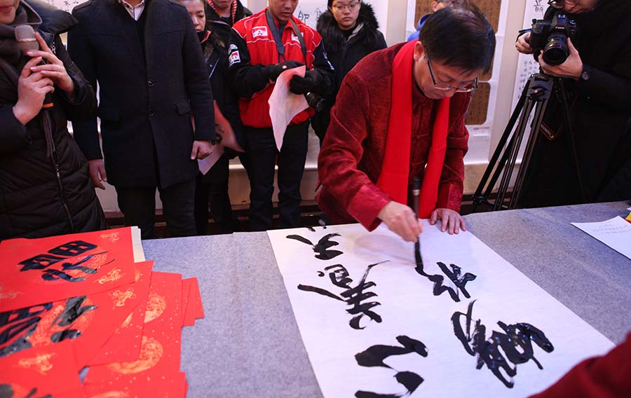 Foreigners experience Chinese calligraphy in Jilin