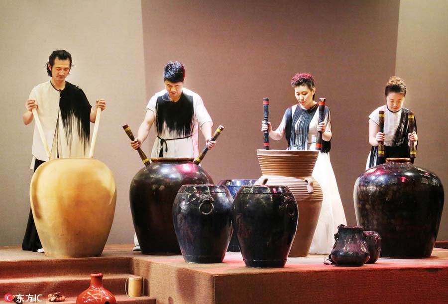 People cozy up in Suzhou bookstore with pottery concert