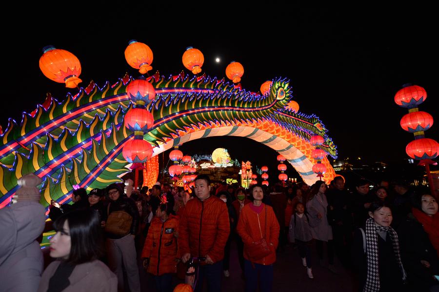 Tourists visit lantern fair in Xi'an
