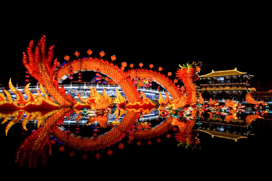 Tourists visit lantern fair in Xi'an