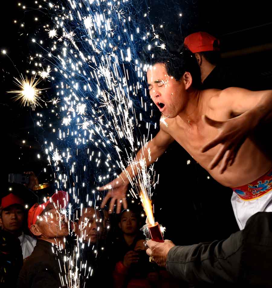 'Firework eating' performed during Lantern Festival in SE China