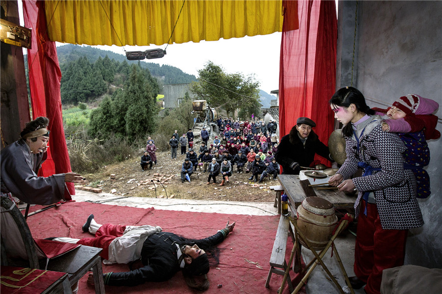 Photos offer glimpse into Chinese countryside opera troupes