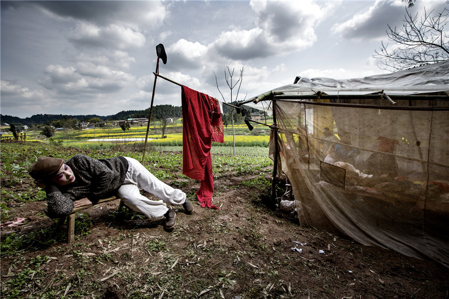 Photos offer glimpse into Chinese countryside opera troupes