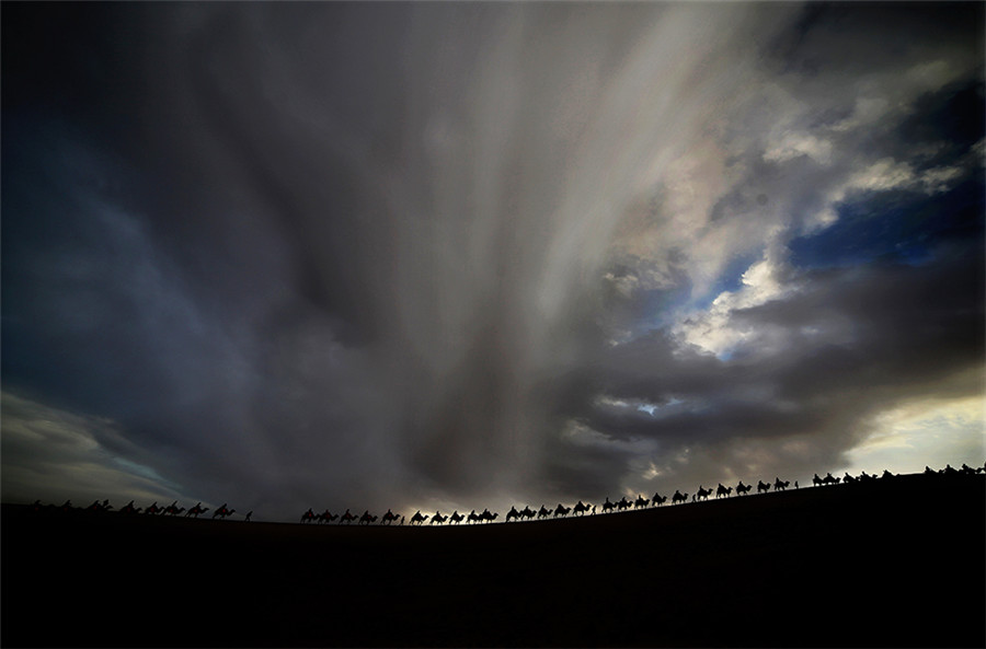 Photographer captures splendid scenery deep in the desert