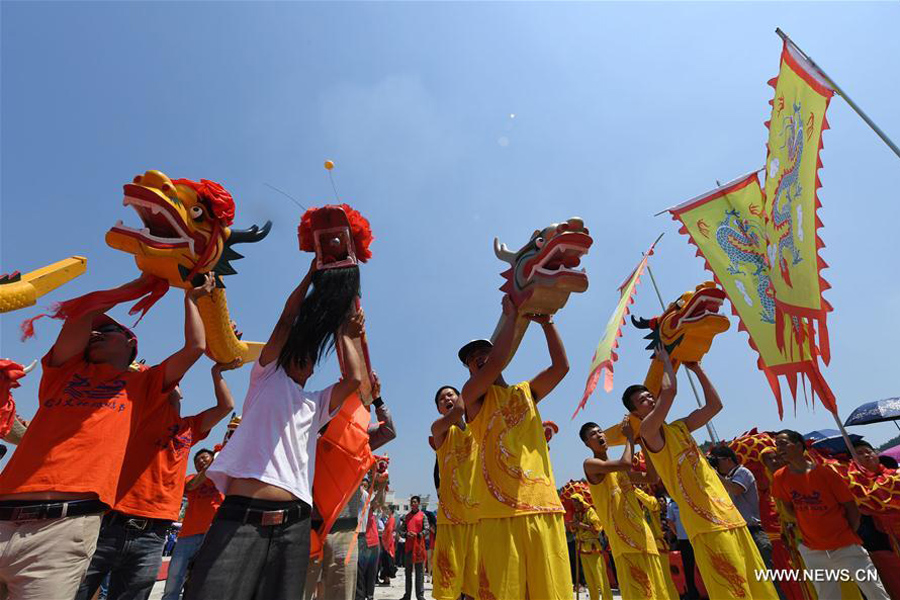 Folk fair held in East China to mark Dragon Boat Festival