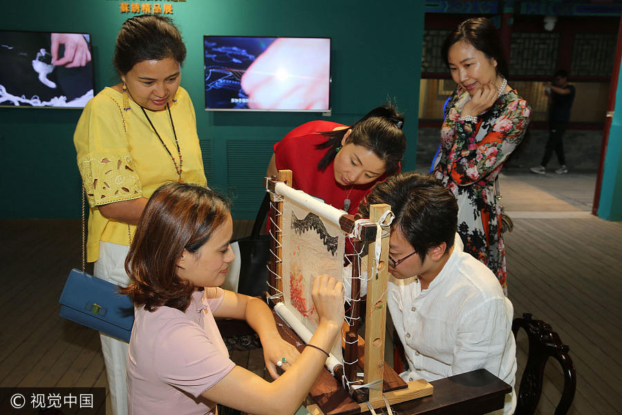 Su embroideries on show in Beijing